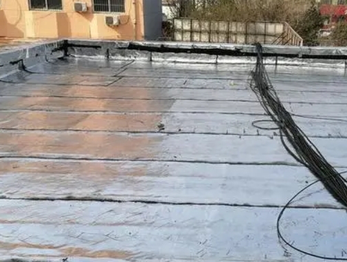 东西湖卫生间漏水维修公司分享下东西湖屋面楼顶防水刚性防水层施工要点。